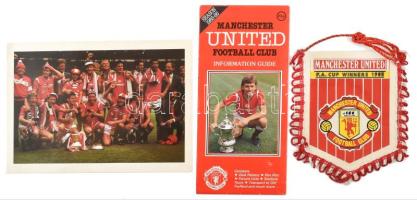 "Manchester United F.A. Cup Winners 1985" asztali zászló + Manchester United FC 1985-86 Season angol nyelvű tájékoztató prospektus + A Manchester United 1985-ös FA-kupa győztes csapatát ábrázoló képeslap