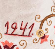 1941 2 darab hímzett terítő, 120x140 cm, 130x190 cm, sérüléssel, javítással