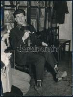 Koós János (1937-2019) táncdalénekes fotója, hátoldalon aláírásával, fotó felületén törésnyom