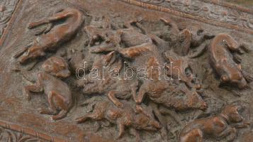 Gazdag díszítéssel antik vadászmintás réz láda, oldalain különböző plasztikus vadászjelenetekkel dís...