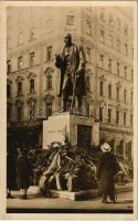 Budapest VII. Rákosi Jenő szobra (magyar író, újságíró, színházigazgató, lapszerkesztő, főrendiházi tag, a Magyar Tudományos Akadémia levelező, a Kisfaludy Társaság rendes és a Petőfi Társaság tiszteletbeli tagja), Erzsébet körút Dohány utca sarka (1948-ban a kommunisták lebontották) (fl)