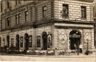 Budapest VIII. Klemencz Frigyes vendéglője az Arany Rákhoz, étterem, pincér. Népszínház utca 30. - Tisza Kálmán tér sarok. photo (EK)