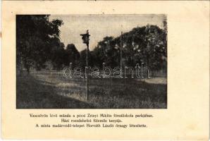 1936 Pécs, Vascsövön lévő műodú a Zrínyi Miklós főreáliskola parkjában. Házi rozsdafarkú fülemüle tanyája. A minta madárvédő-telepet Horváth László őrnagy létesítette. Mecsek Egyesület Madárvédő Osztálya Pécs, Damjanich utca 13/3. (EK)