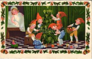 1940 Karácsonyfát díszítő törpék és a kislány, aki az ágyból lesi őket / Christmas greeting art postcard with dwarves and Christmas tree (EK)