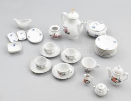 cca 25 darabos gyerekjáték porcelán tétel, virágmintás, matricás, vegyes méret, jelzetlen