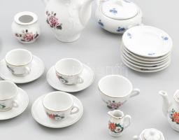 cca 25 darabos gyerekjáték porcelán tétel, virágmintás, matricás, vegyes méret, jelzetlen