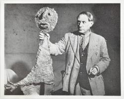 Pablo Picasso (1881-1973) festő- és képzőművész autográf aláírása papírkivágáson (6,5x11 cm) és egy ...