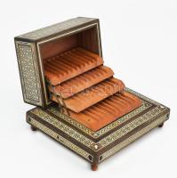 Marokkói gyöngyház- és csont berakásos egzotikus fa, zenélő szerkezetes cigarettakínáló, jelzés nélk...