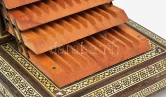 Marokkói gyöngyház- és csont berakásos egzotikus fa, zenélő szerkezetes cigarettakínáló, jelzés nélk...