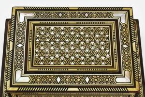 Marokkói gyöngyház- és csont berakásos egzotikus fa, zenélő szerkezetes cigarettakínáló, jelzés nélk...