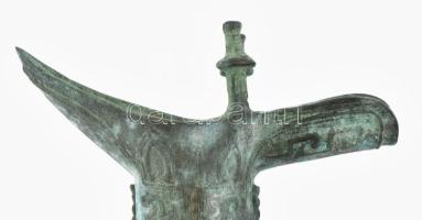 Antik bronz A Jue edény. Az a jue edény borivásra szolgáló kínai szertartási edény. Szép állapotban,...