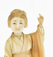 Antik japán csont okimono, gésa, Meiji periódus, jelzett: Gyokushi, kezéből a legyező letört, jelzet...