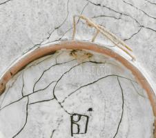 Benkő Ilona (1937-): Halas tál, fekete és fehér mázakkal festett kerámia, jelzett, hibátlan, d: 31,5...