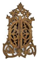 Faragott fa asztali kegytárgy, részben kézzel festett porcelán képpel, fa tokon sérüléssel, m: 15 cm