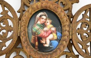 Faragott fa asztali kegytárgy, részben kézzel festett porcelán képpel, fa tokon sérüléssel, m: 15 cm