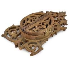 Faragott fa asztali kegytárgy, részben kézzel festett porcelán képpel, fa tokon sérüléssel, m: 15 cm