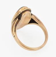 Arany (Au) antik női gyűrű, ónix berakással, 14k, jelzés nélkül, bruttó: 5,98 g