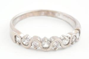 Ezüst(Ag) gyűrű kőékítéssel, jelzett, méret: 57, bruttó: 2,2 g