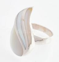 Ezüst(Ag) gyöngyház berakással, jelzett, méret: 54, bruttó: 4,5 g