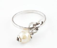 Ezüst(Ag) gyöngyös gyűrű, jelzett, gyöngyön kopásnyomok, méret: 58, bruttó: 1,7 g