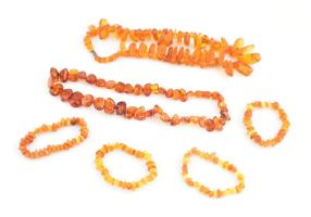 Vegyes borostyán ékszerek: nyakláncok, karkötők, össz. 6 db