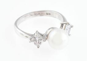 Ezüst(Ag) gyűrű igazgyöngy ékítéssel, jelzett, méret: 52, bruttó: 2,9 g