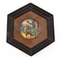 Antik vadász témájú porcelánra festett miniatura, fa keretben d: 6,5 cm