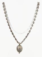 Ezüst (Ag) pitykegomb medál láncon. 26 g