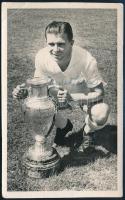 Puskás Ferenc (1927-2006) autográf aláírása őt magát mint a Real Madrid BEK-győztes labdarúgóját megörökítő fotón, hátoldalon Albero y Segovia fényképészek bélyegzőjével, fotó bal felső sarkában kisebb töréssel, 13,5x8,5 cm/ Ferenc Puskás (1927-2006) autograph signature on a photo depicting him as Real Madrid's winner of European Champion Clubs' Cup, with the stamp of photographers Albero y Segovia on the reverse