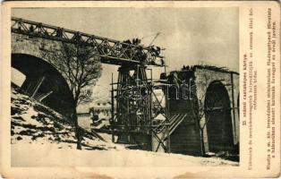 Uzsok, Uzhok; 33. számú csataképes kártya. Utászaink és munkásosztagunk helyreállítja az oroszok által felrobbantott hidat. Hadsegélyező Hivatal kiadása / WWI Austro-Hungarian K.u.K. military, soldiers reconstructing a bridge blown up by the Russians (EB)