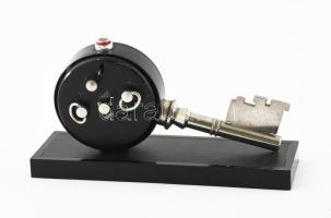 Slava kulcs alakú asztali óra, frissen szervizelt mechanikus szerkezettel, működik, h: 16 cm