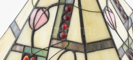 Tiffany jellegű asztali lámpa, díszes ólomüveg búrával, szép állapotban, m: 43 cm