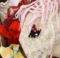 1974-1980 3 darab Hasbro Sindy barbie baba, nagy mennyiségű ruhával, illetve kiegészítőkkel, melyek ...