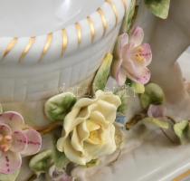 Meissen edényt cipelő puttó figurákkal és plasztikus virág díszítményekkel ékesített asztalközép, ka...