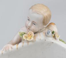 Meissen edényt cipelő puttó figurákkal és plasztikus virág díszítményekkel ékesített asztalközép, ka...