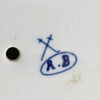 Meissen edényt cipelő puttó figurákkal és plasztikus virág díszítményekkel ékesített asztalközép, ka...