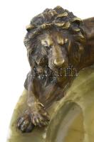 Ónix kínáló bronz pihenő oroszlán figurával díszítve, jelzés nélkül, kis kopással,d: 25 cm, m: 13 cm