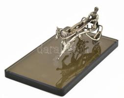 Fém fogathajtó szobor, üveg talapzaton, kis kopással, szobor kijár, szobor h: 9 cm, talapzat 15x8,5 ...