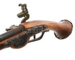 Antik kovás pisztoly, nagyméretű, igényes replika, korának megfelelő kopásokkal, h: 59 cm