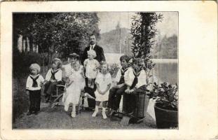 1914 A száműzött IV. Károly, feleségével és gyerekeikkel / Charles I of Austria with his wife Zita and their children (EK)