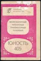 cca 1980 &quot;Junoszty 405&quot; szovjet TV készülék használati útmutatója, orosz nyelvű, benne egyéb kapcsolódó (garancia, stb.) papírokkal. Tűzött papírkötés, viseltes, foltos, lejáró borítóval.