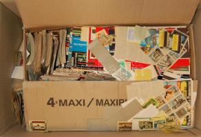 Nagy ládányi, több ezer darab vegyes külföldi gyufásdoboz és gyufacímke / Large box of mixed foreign match-boxes and labels