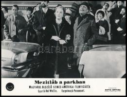 cca 1967 ,,Mezítláb a parkban&quot; című amerikai filmvígjáték jelenetei és szereplői, 1 db vintage produkciós filmfotó, ezüst zselatinos fotópapíron, a használatból eredő (esetleges) kisebb hibákkal, 18x24 cm