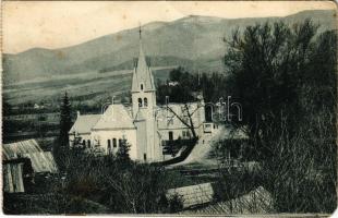 Koháryháza, Pohorelá; Koháriházai Coburg herceg katolikus templom és kastély, háttérben a Királyhegy. Ifj. Rábely Miklós kiadása / church and castle (EM)