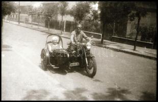 cca 1940 Oldalkocsis motorkerékpárról készült felvétel sorozat, 12 db vintage NEGATÍV, 24x36 mm