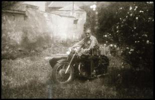 cca 1940 Oldalkocsis motorkerékpárról készült felvétel sorozat, 12 db vintage NEGATÍV, 24x36 mm