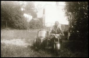 cca 1940 Oldalkocsis motorkerékpárról készült felvétel sorozat, 12 db vintage NEGATÍV, 24x36 mm