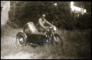 cca 1940 Oldalkocsis motorkerékpárról készült felvétel sorozat, 12 db vintage NEGATÍV, 24x36 mm