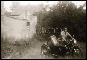 cca 1940 Oldalkocsis motorkerékpárról készült felvétel sorozat, 12 db vintage NEGATÍV, 24x36 mm