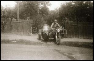 cca 1940 Oldalkocsis motorkerékpárról készült felvétel sorozat, 12 db vintage NEGATÍV, 24x36 mm